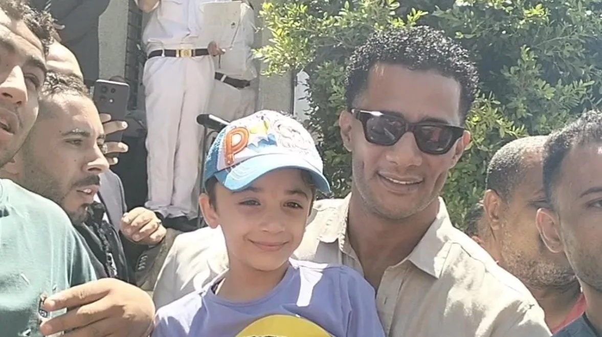 محمد رمضان يأخذ صورًا تذكارية مع معجبيه أمام محكمة الأحداث في أكتوبر محمد رمضان يأخذ صورًا تذكارية مع معجبيه أمام محكمة الأحداث في أكتوبر