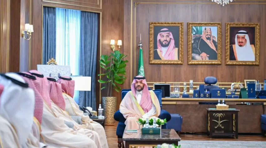 أمير الحدود الشمالية يراقب سير تنفيذ خطة نقل الحجاج الإيرانيين من خلال منفذ جديدة عرعر أمير الحدود الشمالية يراقب سير تنفيذ خطة نقل الحجاج الإيرانيين من خلال منفذ جديدة عرعر