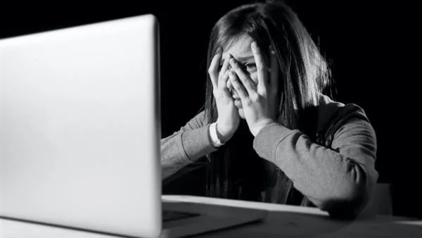 طالب في مدرسة بمدينة نصر يقوم بابتزاز فتيات بشكل مقلق طالب في مدرسة بمدينة نصر يقوم بابتزاز فتيات بشكل مقلق