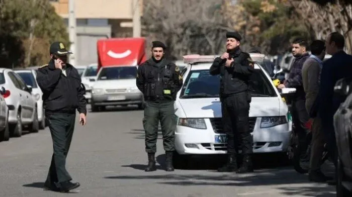 «الجهات الأمنية الإيرانية» تكشف عن اعتقال 24 عميلًا إسرائيليًا غرب طهران. «الجهات الأمنية الإيرانية» تكشف عن اعتقال 24 عميلًا إسرائيليًا غرب طهران.