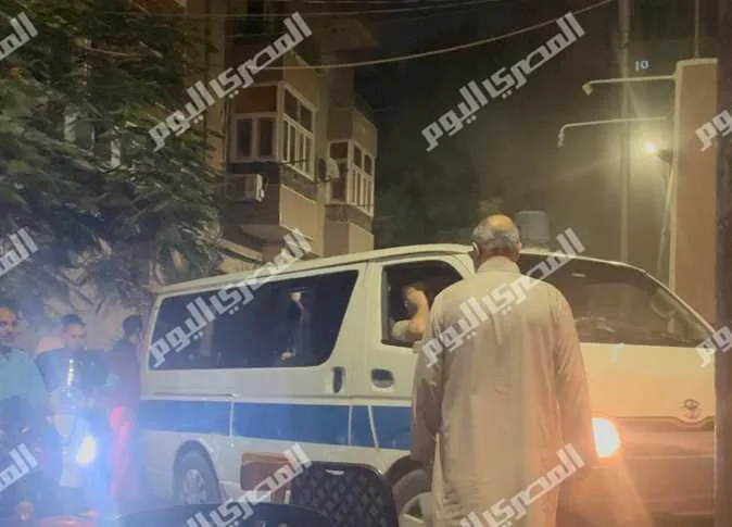“هذا ليس دفنًا، بل زفاف العريس” .. “أم سمير” تبكي على ابنها الذي قضى جراء انهيار السيدة زينب. “هذا ليس دفنًا، بل زفاف العريس” .. “أم سمير” تبكي على ابنها الذي قضى جراء انهيار السيدة زينب.