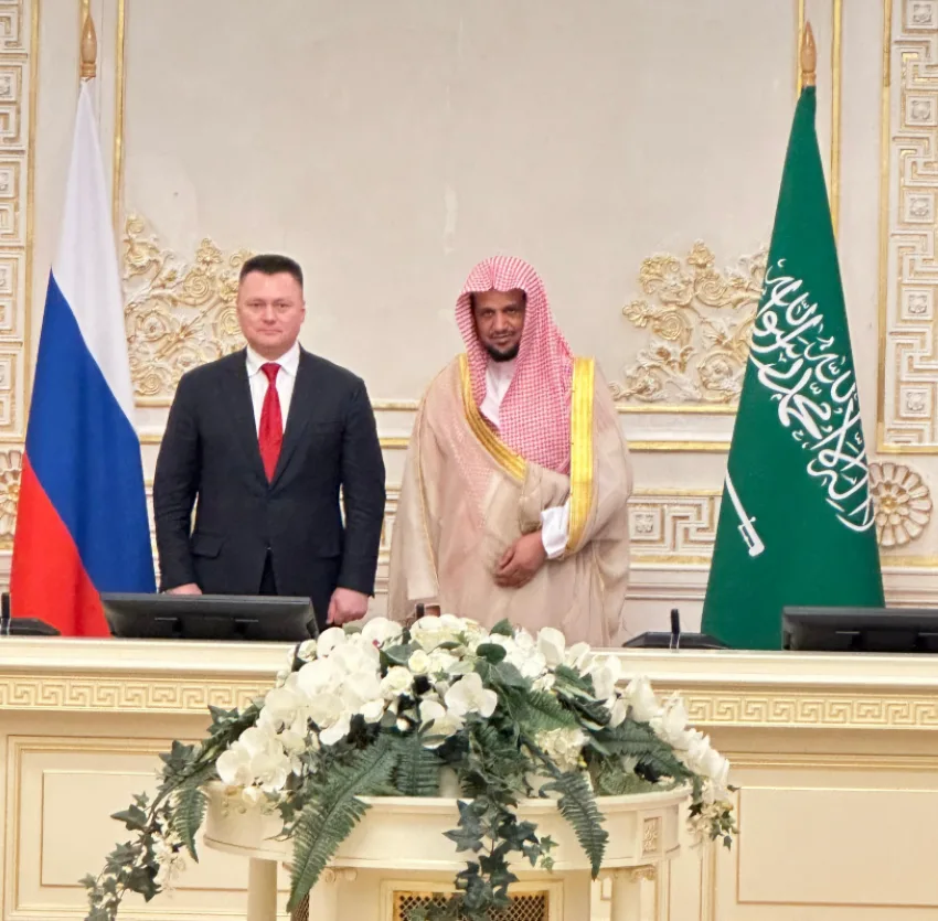 النائب العام يجتمع مع نظيره الروسي في سان بطرسبورغ لتعزيز التعاون القضائي وتبادل المعارف. النائب العام يجتمع مع نظيره الروسي في سان بطرسبورغ لتعزيز التعاون القضائي وتبادل المعارف.