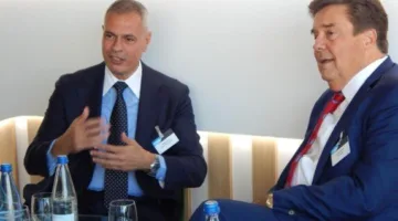 اجتماعات مكثفة لرئيس شركة مصر للطيران مع عدة شركات لتأجير الطائرات