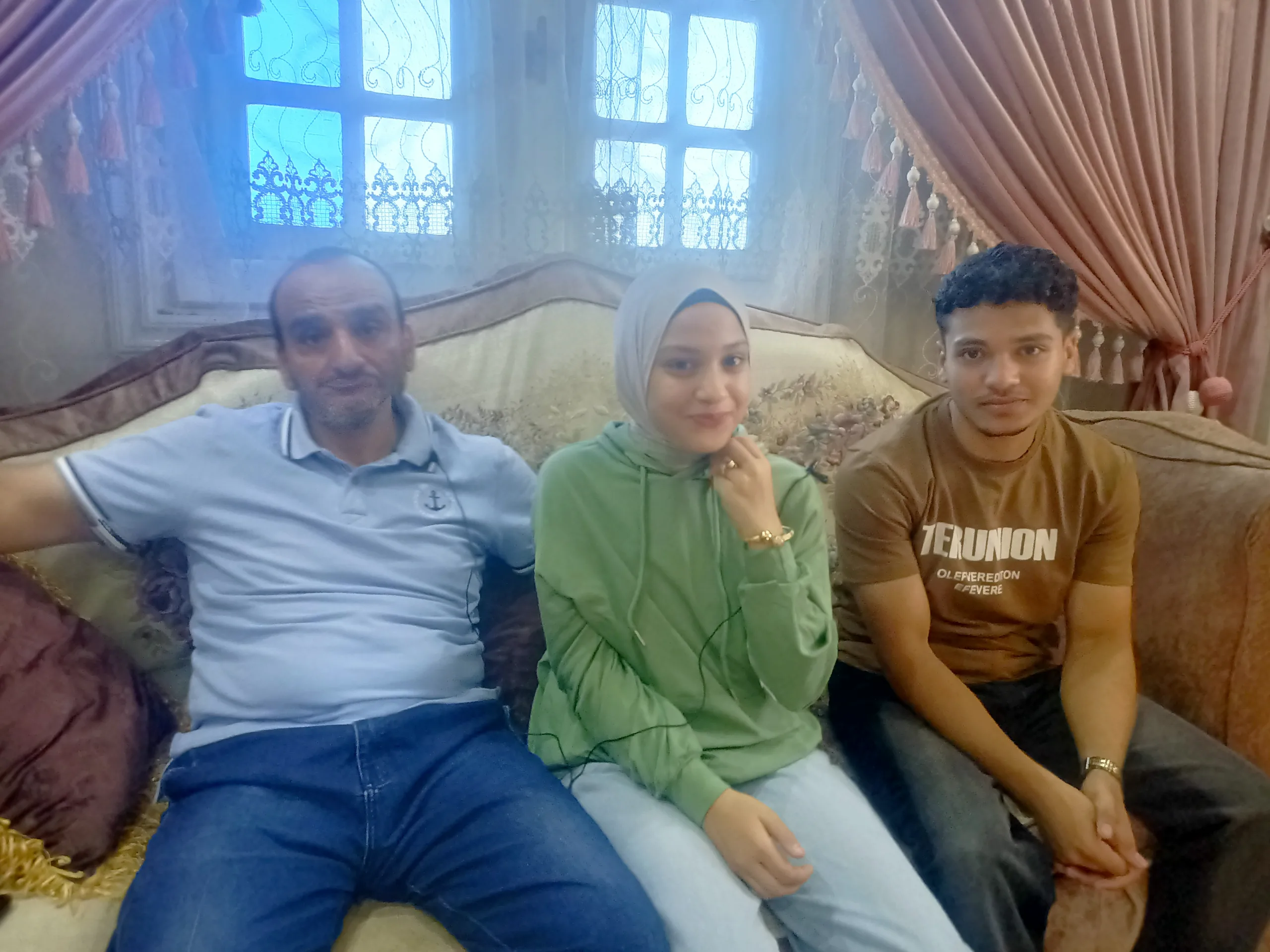 أب يهدي ابنته رحلة عمرة تقديراً لتفوقها في المرحلة الإعدادية بالغربية