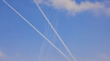 الحرس الثوري الإيراني يعلن عن المرحلة 15 من عملية ‘الوعد الصادق 3’ ويستهدف حيفا وتل أبيب، مع سماع انفجارات في الشمال وجهود لاعتراض صواريخ باليستية، والدفاعات الجوية الإيرانية تتصدى لأهداف معادية فوق طهران