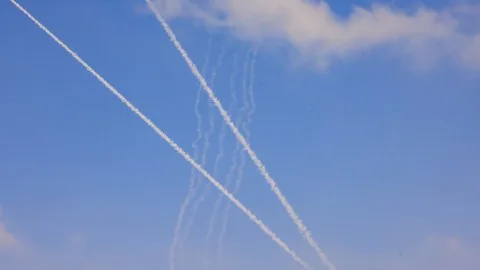 الحرس الثوري الإيراني يعلن عن المرحلة 15 من عملية ‘الوعد الصادق 3’ ويستهدف حيفا وتل أبيب، مع سماع انفجارات في الشمال وجهود لاعتراض صواريخ باليستية، والدفاعات الجوية الإيرانية تتصدى لأهداف معادية فوق طهران
