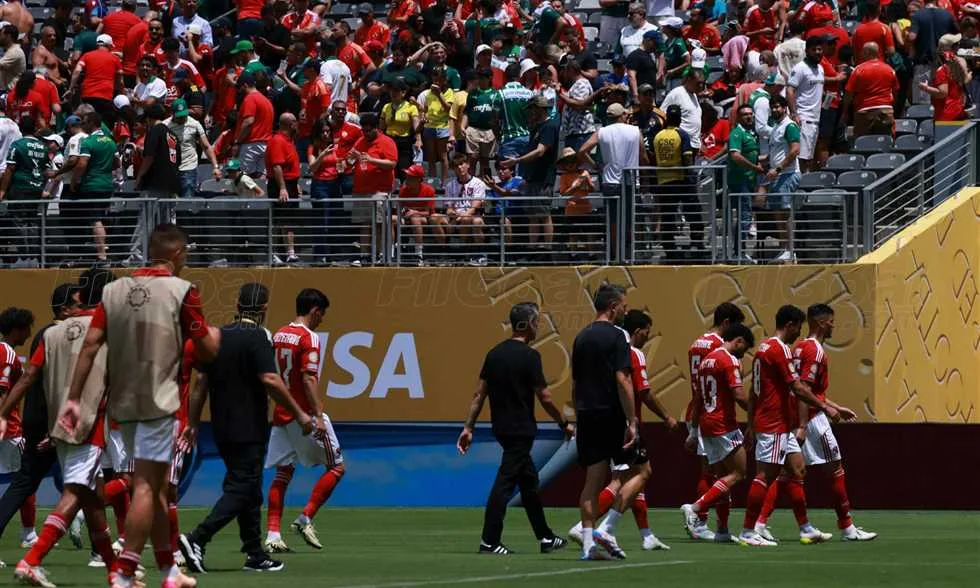 مباراة الأهلي وبالميراس تتعطل بسبب الظروف الجوية السيئة مباراة الأهلي وبالميراس تتعطل بسبب الظروف الجوية السيئة