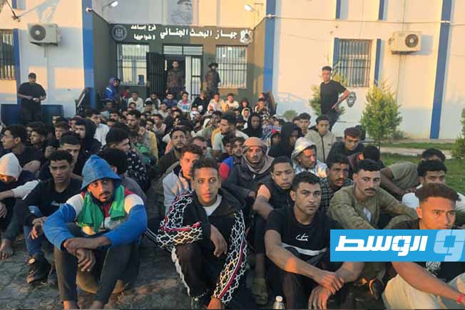 مهاجرون جرى تحريرهم خلال مداهمة ثلاث مخازن تستخدم كمراكز احتجاز للمهاجرين في امساعد، 19 يونيو 2025. (جهاز البحث الجنائي)