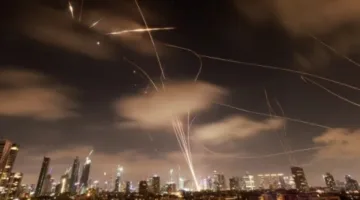 الحرس الثوري يعلن استهداف إسرائيل باستخدام طائرات مسيرة مسلحة بصواريخ للمرة الأولى منذ اندلاع النزاع بين طهران وتل أبيب.