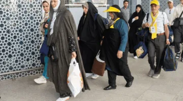 عدد من الحجاج الإيرانيين ينتقلون من المدينة المنورة إلى عرعر لمتابعة رحلتهم إلى بلادهم