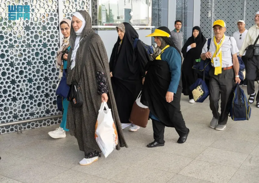 عدد من الحجاج الإيرانيين ينتقلون من المدينة المنورة إلى عرعر لمتابعة رحلتهم إلى بلادهم عدد من الحجاج الإيرانيين ينتقلون من المدينة المنورة إلى عرعر لمتابعة رحلتهم إلى بلادهم