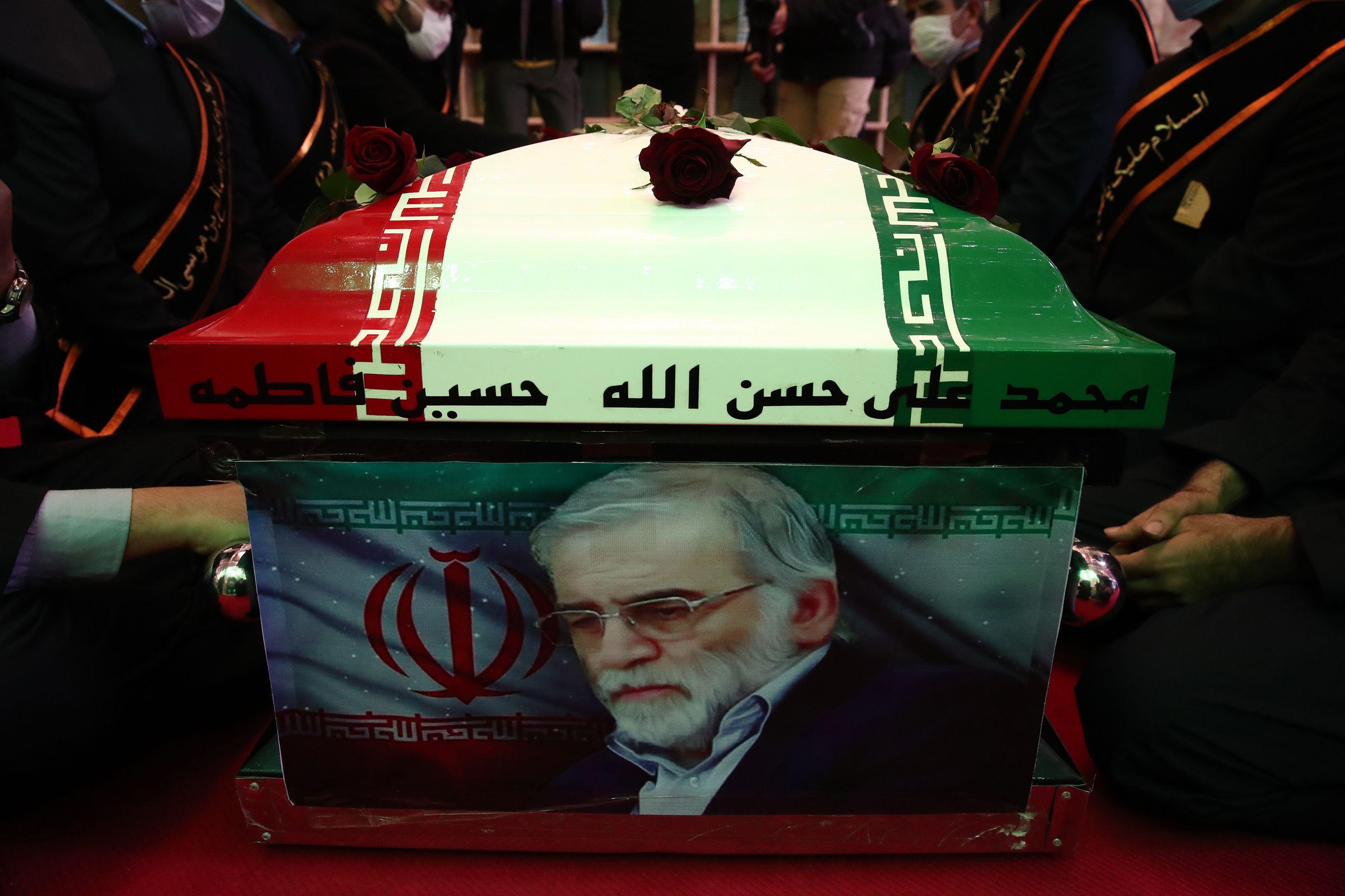 صورة من جنازة فخري زاده