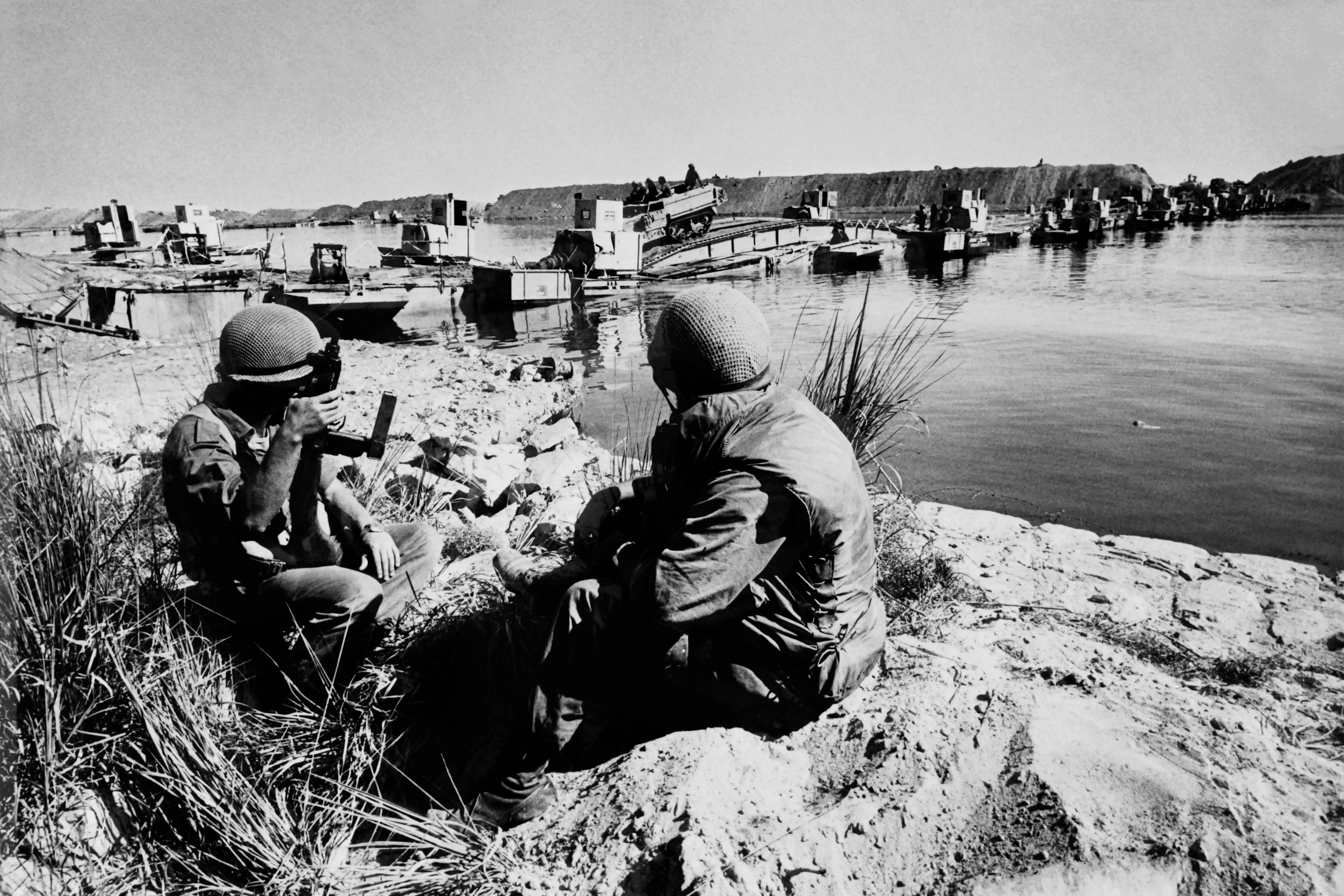 قوات إسرائيلية تعبر الضفة الغربية من قناة السويس في أكتوبر 1973
