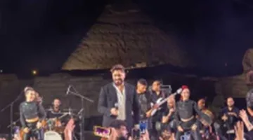 تامر حسني يثير الحماس في حفله بالأهرامات بحضور جماهيري كبير