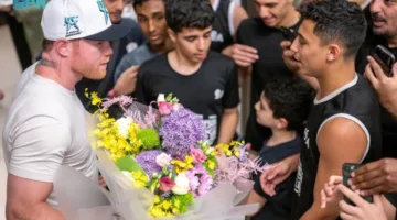 أبطال الملاكمة كانيلو وكروفورد يشاركون غدًا في مؤتمر صحفي بالرياض استعدادًا لمواجهة القرن