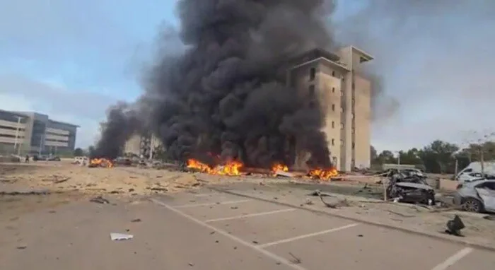 بئر سبع تحت قصف إيران و3 صواريخ تستهدف مفاعل ديمونة (فيديو) بئر سبع تحت قصف إيران و3 صواريخ تستهدف مفاعل ديمونة (فيديو)