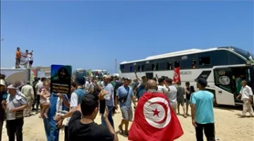 المئات من التونسيين يستقبلون “قافلة الصمود” بعد عودتها من ليبيا