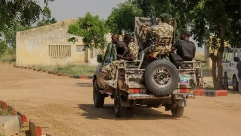 مقتل 34 جندياً نيجيرياً في هجوم بالقرب من الحدود مع مالي مقتل 34 جندياً نيجيرياً في هجوم بالقرب من الحدود مع مالي
