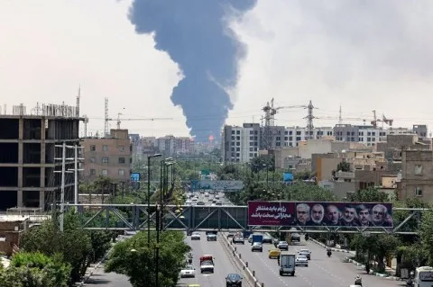 الجيش الإسرائيلي يستهدف المنشآت النووية والصاروخية في طهران.. تقارير عن اغتيال ثلاثة قادة في الحرس الثوري الإيراني الجيش الإسرائيلي يستهدف المنشآت النووية والصاروخية في طهران.. تقارير عن اغتيال ثلاثة قادة في الحرس الثوري الإيراني