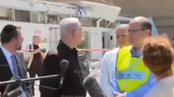 لحظة غير واقعية.. سقوط مبنى أثناء زيارة نتنياهو لموقع قصف سوروكا (فيديو)