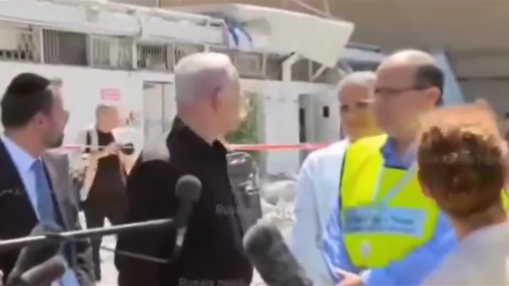 لحظة غير واقعية.. سقوط مبنى أثناء زيارة نتنياهو لموقع قصف سوروكا (فيديو) لحظة غير واقعية.. سقوط مبنى أثناء زيارة نتنياهو لموقع قصف سوروكا (فيديو)