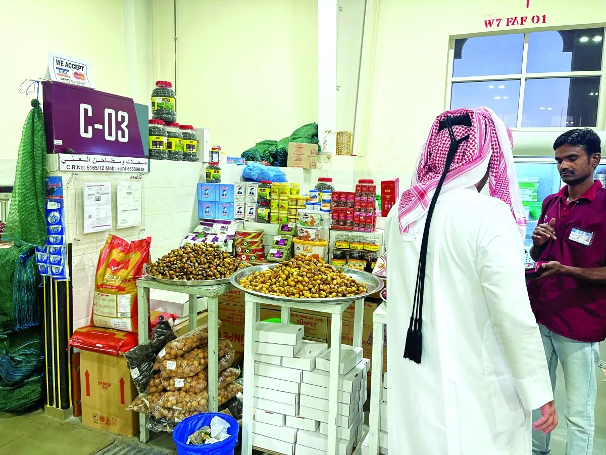 إقبال واسع على شراء الرطب من الأسواق العمانية إقبال واسع على شراء الرطب من الأسواق العمانية