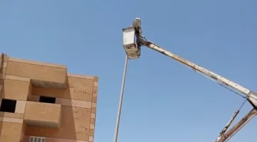 استمرار تثبيت كشافات LED وعدادات المياه المدفوعة مسبقًا في المدن الحديثة