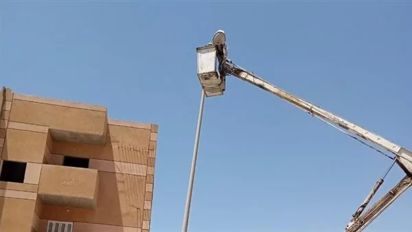 استمرار تثبيت كشافات LED وعدادات المياه المدفوعة مسبقًا في المدن الحديثة
