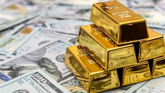 ارتفاع قيمة الدولار عالميًا يؤثر سلبًا على سعر أونصة الذهب، التي تتراجع بنسبة 0.6%