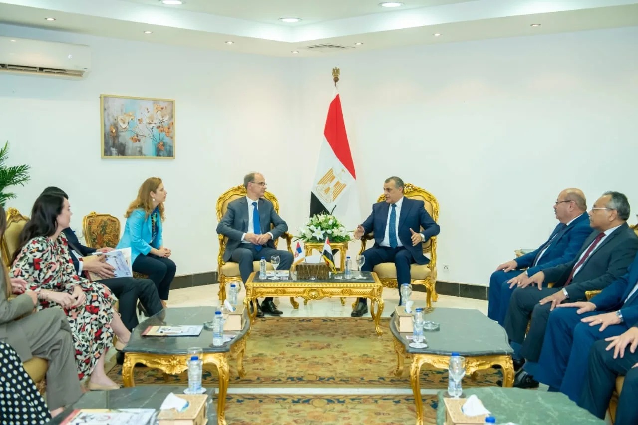 وزير الإنتاج الحربي يناقش مع رئيس وزراء صربيا سبل تعزيز التعاون الصناعي المشترك وزير الإنتاج الحربي يناقش مع رئيس وزراء صربيا سبل تعزيز التعاون الصناعي المشترك