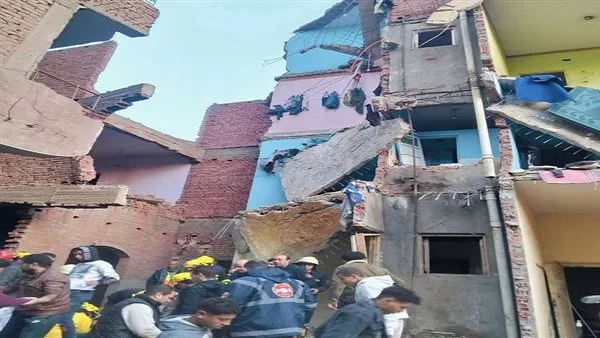 انهيار مبنيين في حدائق القبة وعمليات البحث عن مفقودين تحت rubble انهيار مبنيين في حدائق القبة وعمليات البحث عن مفقودين تحت rubble
