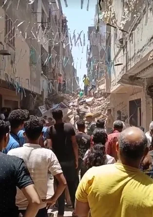 عاجل.. انقطاع الكهرباء وإجلاء سكان المباني المجاورة لمنزل في حدائق القبة الذي انهار (صور) عاجل.. انقطاع الكهرباء وإجلاء سكان المباني المجاورة لمنزل في حدائق القبة الذي انهار (صور)
