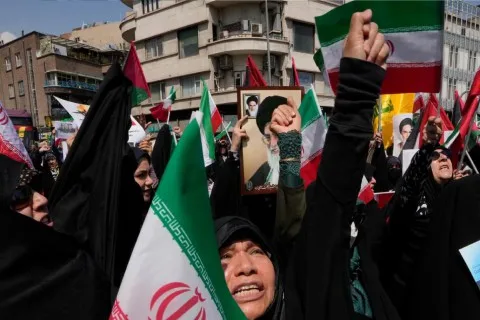 آلاف من الإيرانيين ينظمون مظاهرات في طهران احتجاجًا على الهجمات الإسرائيلية