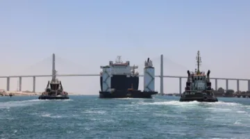 عبور السفينة العملاقة CMA CGM JULES VERNE عبر قناة السويس