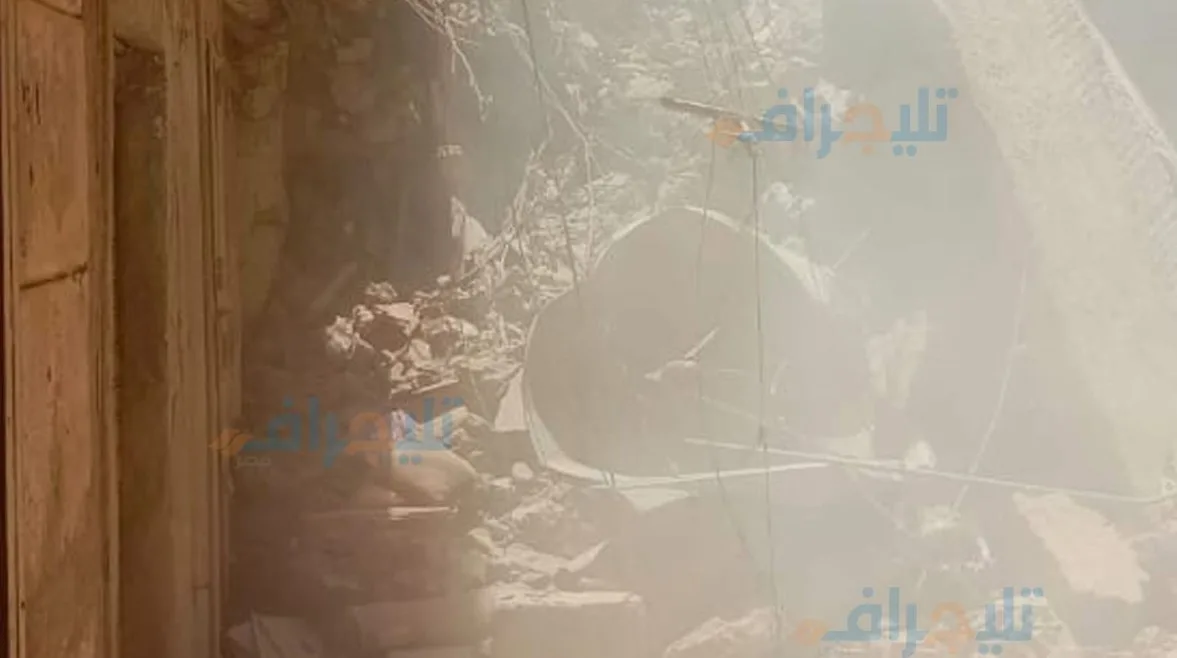 جهود لإنقاذ “ترزي” محاصر داخل متجره إثر انهيار ثلاث عمارات في حدائق القبة جهود لإنقاذ “ترزي” محاصر داخل متجره إثر انهيار ثلاث عمارات في حدائق القبة