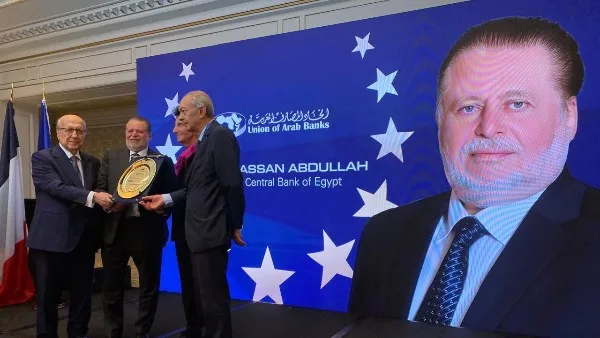مُحافظ البنك المركزي يحصل على جائزة أفضل مُحافظ لعام 2025 من اتحاد المصارف العربية. مُحافظ البنك المركزي يحصل على جائزة أفضل مُحافظ لعام 2025 من اتحاد المصارف العربية.