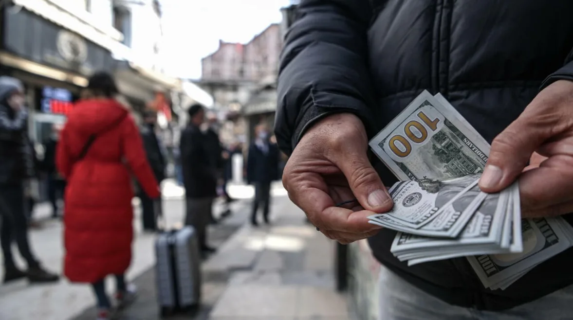 برغم حالة عدم الاستقرار في موقف ترامب… الدولار يكسب من التوتر بين إيران وإسرائيل
