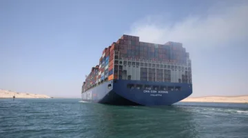 قناة السويس تستقبل عبور سفينة الحاويات الضخمة CMA CGM JULES VERNE بحمولة 180 ألف طن ضمن قافلة الشمال.