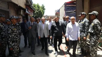 بالصور: محافظ القاهرة يراقب انهيار بنايتين في حدائق القبة