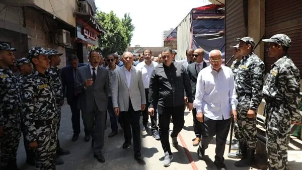 بالصور: محافظ القاهرة يراقب انهيار بنايتين في حدائق القبة بالصور: محافظ القاهرة يراقب انهيار بنايتين في حدائق القبة