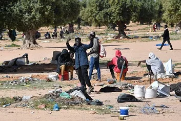 تونس: تفكيك مخيم للاجئين غير الشرعيين يضم 1500 فرد تونس: تفكيك مخيم للاجئين غير الشرعيين يضم 1500 فرد