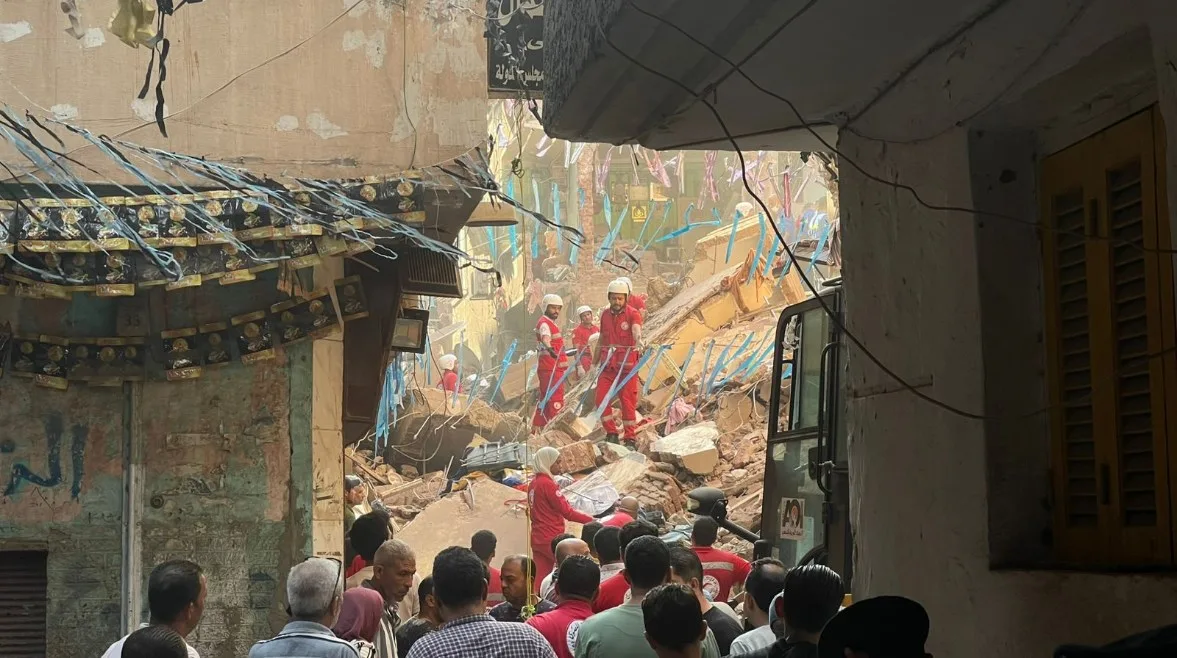 استخراج الجثة الثانية من تحت ركام المباني المنهارة في حدائق القبة استخراج الجثة الثانية من تحت ركام المباني المنهارة في حدائق القبة