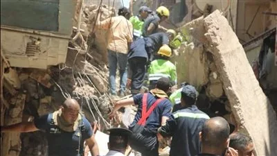 استمرار جهود البحث عن المفقودين تحت أنقاض عقارين انهارا في حدائق القبة استمرار جهود البحث عن المفقودين تحت أنقاض عقارين انهارا في حدائق القبة