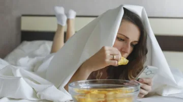 آثار غير متوقعة لتناول الطعام في السرير.. اكتشفها الآن