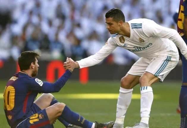 ميسي يوضح موقفه من رونالدو: «لا نعتبر أنفسنا أصدقاء، لكن هناك احترام متبادل» ميسي يوضح موقفه من رونالدو: «لا نعتبر أنفسنا أصدقاء، لكن هناك احترام متبادل»