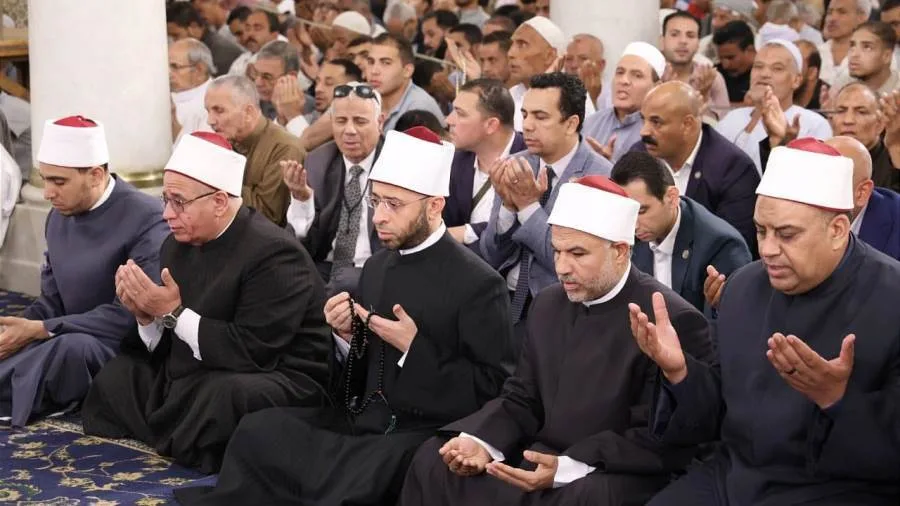 وزير الأوقاف يترأس صلاة الجمعة في مسجد السيدة زينب وزير الأوقاف يترأس صلاة الجمعة في مسجد السيدة زينب