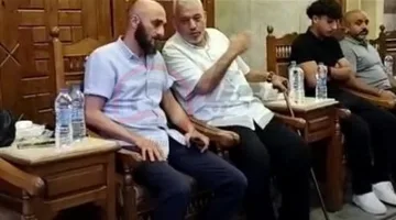 ابنها يقدم العزاء لها.. انطلاق مراسم عزاء والدة المخرجة سارة وفيق في مسجد عمر مكرم