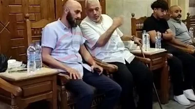 ابنها يقدم العزاء لها.. انطلاق مراسم عزاء والدة المخرجة سارة وفيق في مسجد عمر مكرم ابنها يقدم العزاء لها.. انطلاق مراسم عزاء والدة المخرجة سارة وفيق في مسجد عمر مكرم