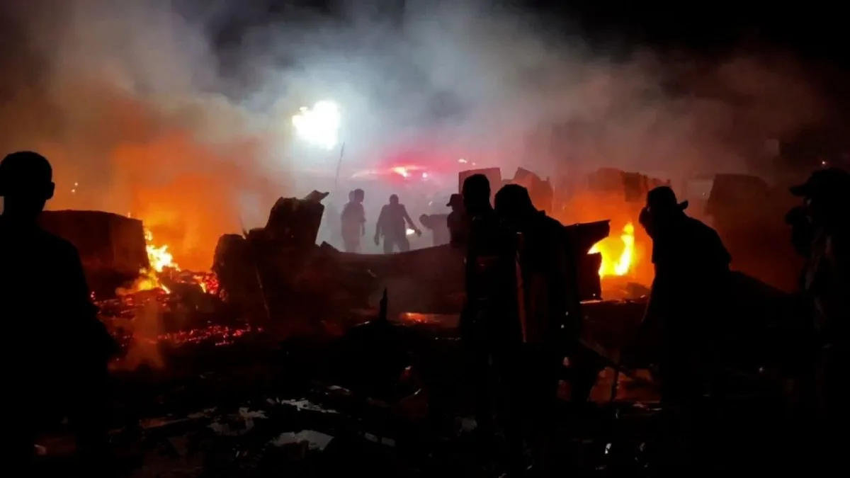 استشهاد ثلاثة فلسطينيين وإصابة آخرين جراء قصف الجيش الإسرائيلي في وسط غزة استشهاد ثلاثة فلسطينيين وإصابة آخرين جراء قصف الجيش الإسرائيلي في وسط غزة