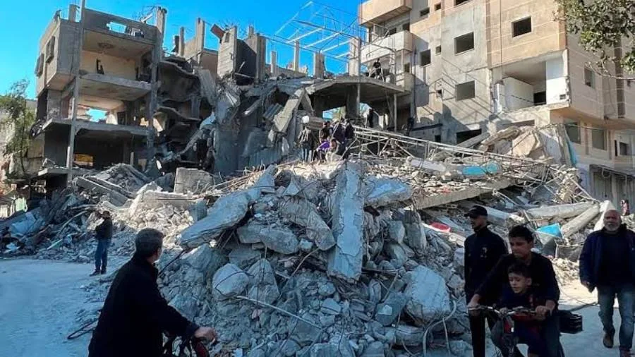 استشهاد عشرة فلسطينيين جراء قصف قوات الاحتلال الإسرائيلي في مدينة غزة استشهاد عشرة فلسطينيين جراء قصف قوات الاحتلال الإسرائيلي في مدينة غزة